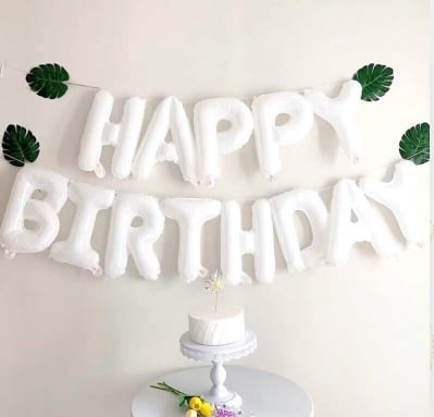 Бял надпис от балони за рожден ден, букви Happy Birthday