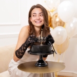 Декорация за торта, корона с черни кристали, 10 см