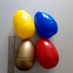 Средни цветни пластмасови великденски яйца, две части, 11 см, асортимент