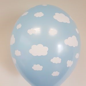 Латексов балон 27 см. светлосин с бели облаци